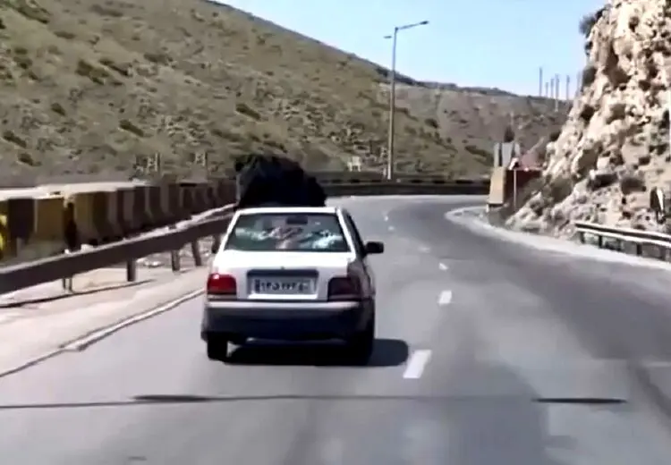 توقیف پرایدی که روی سقفش یک زن بود! + عکس
