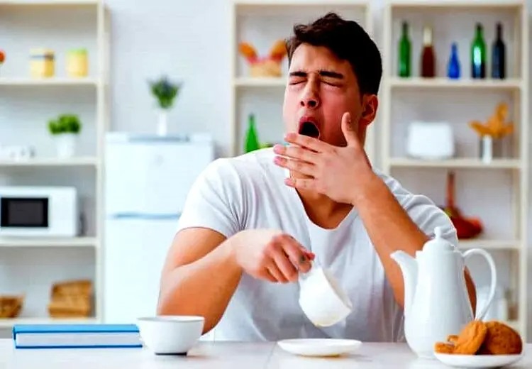 ۱۶ دلیل برای احساس خستگی و خواب در روز
