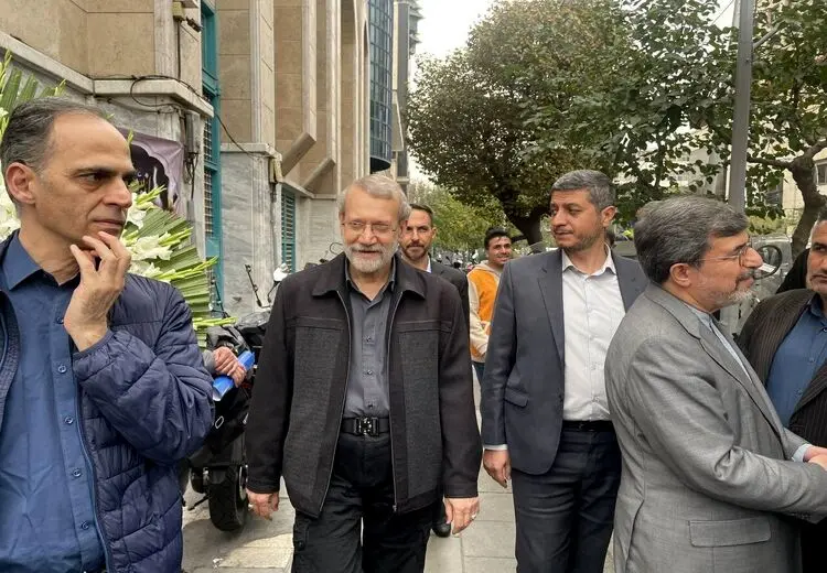 تیپ عجیب علی لاریجانی در مراسم ختم با فانوسقه و شلوار شش‌ جیب!