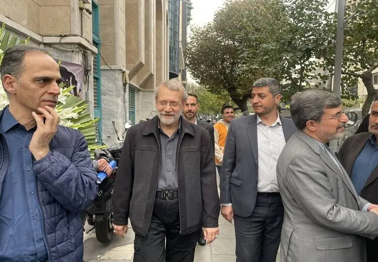 تیپ عجیب علی لاریجانی در مراسم ختم با فانوسقه و شلوار شش‌ جیب!