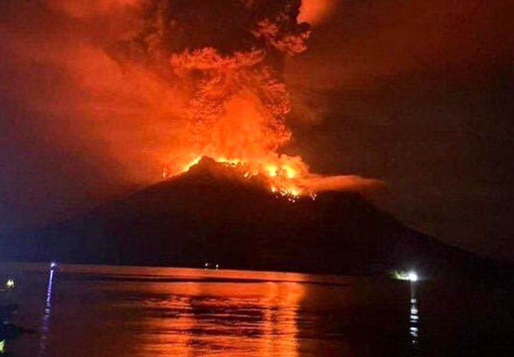  لحظه فوران آتشفشان در اندونزی