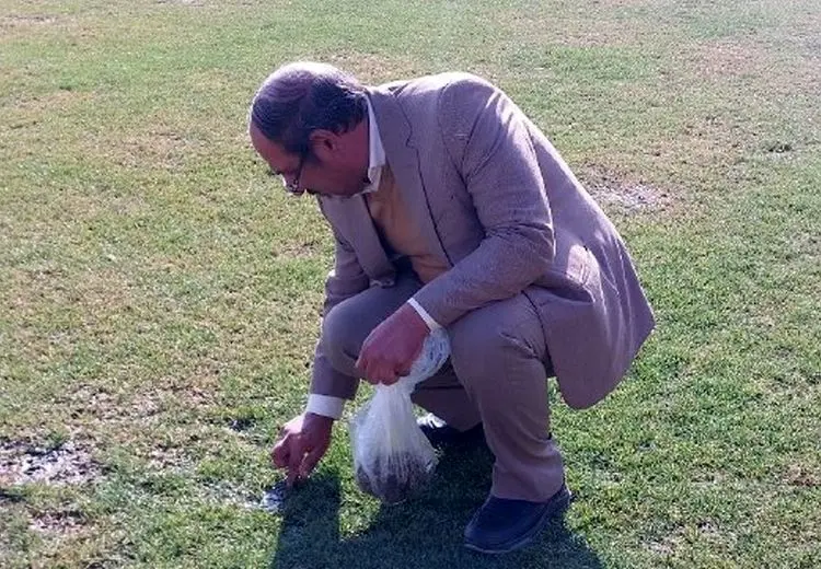 نمونه‌برداری از چمن ورزشگاه تختی برای رفع نواقص