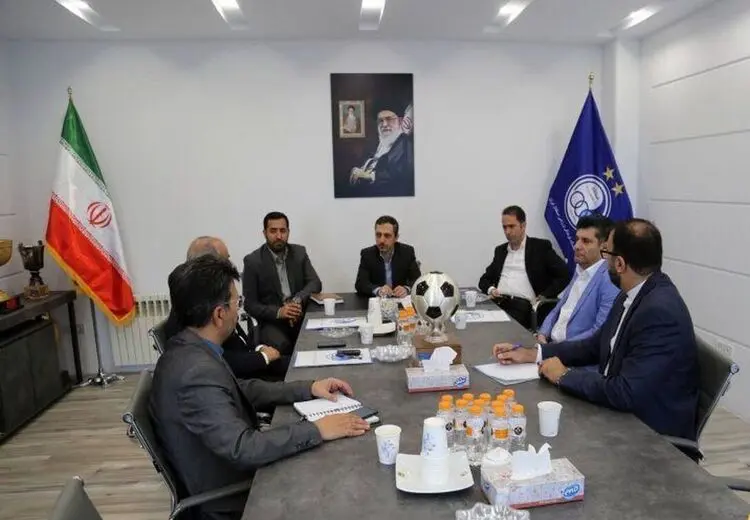 درگیری لفظی عضو هیات مدیره استقلال با هواداران