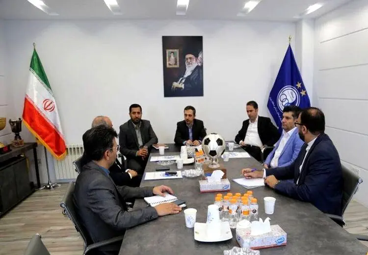 درگیری لفظی عضو هیات مدیره استقلال با هواداران
