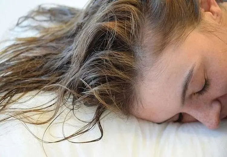 هشدار درباره خوابیدن با موی خیس!