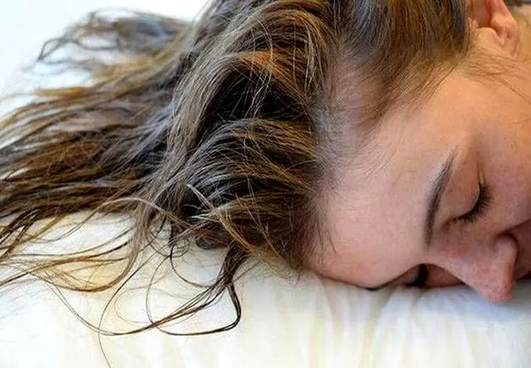 هشدار درباره خوابیدن با موی خیس!