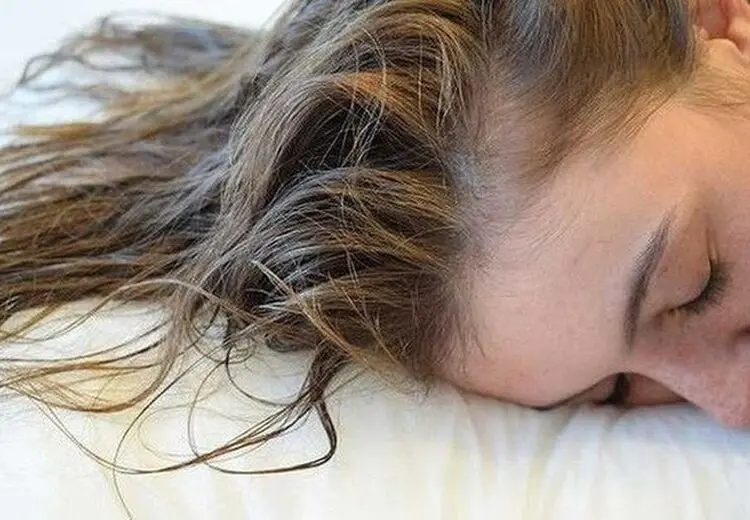 هشدار درباره خوابیدن با موی خیس!