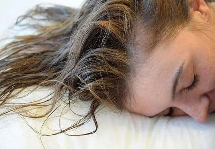 هشدار درباره خوابیدن با موی خیس!