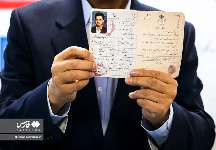 عکس همتی در جوانی با سبیل