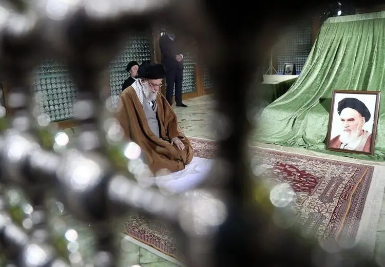 حضور رهبر انقلاب اسلامی در حرم مطهر حضرت امام خمینی و گلزار شهدای بهشت زهرا (س) + عکس