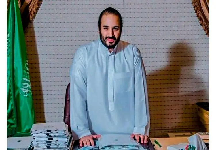 تیپ بن سلمان ولیعهد عربستان در دفتر کارش!