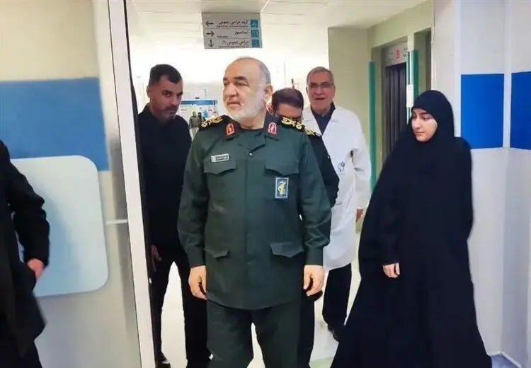 همراهی دختر سردار سلیمانی با فرمانده سپاه در عیادت مجروحان حادثه تروریستی کرمان/ عکس