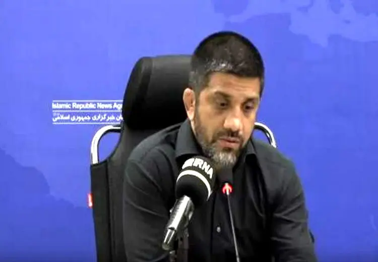واکنش دبیر به نماز خواندن در جلسه با وزیر ورزش: خدا را شکر کار غیرشرعی نکردیم