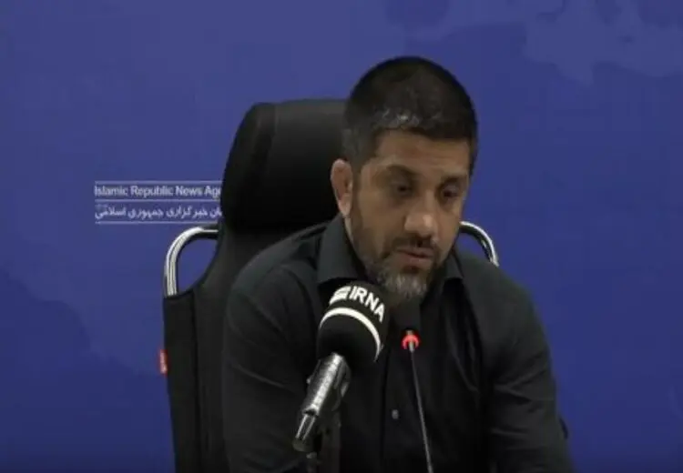 واکنش دبیر به نماز خواندن در جلسه با وزیر ورزش: خدا را شکر کار غیرشرعی نکردیم