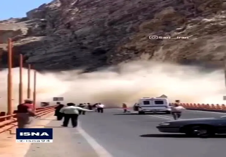 لحظه ریزش کوه در محور هراز