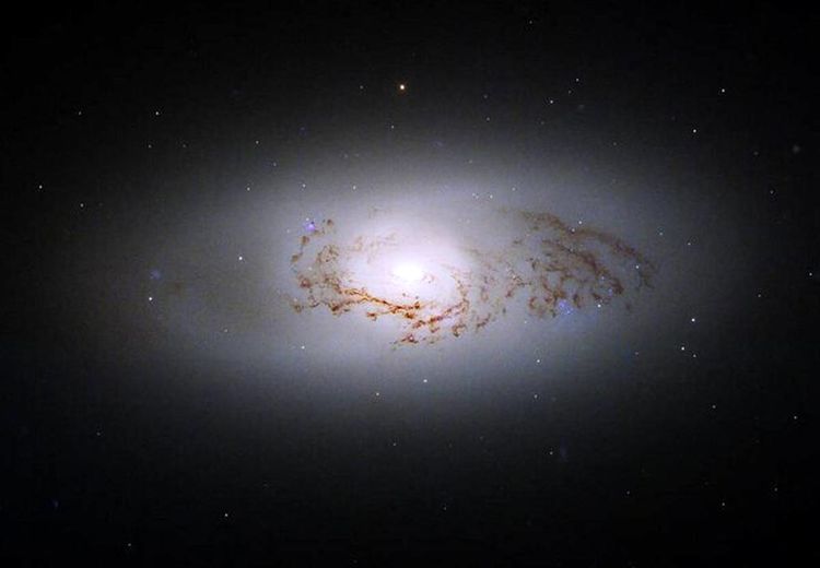 عکس جدید «هابل» از یک کهکشان عدسی‌