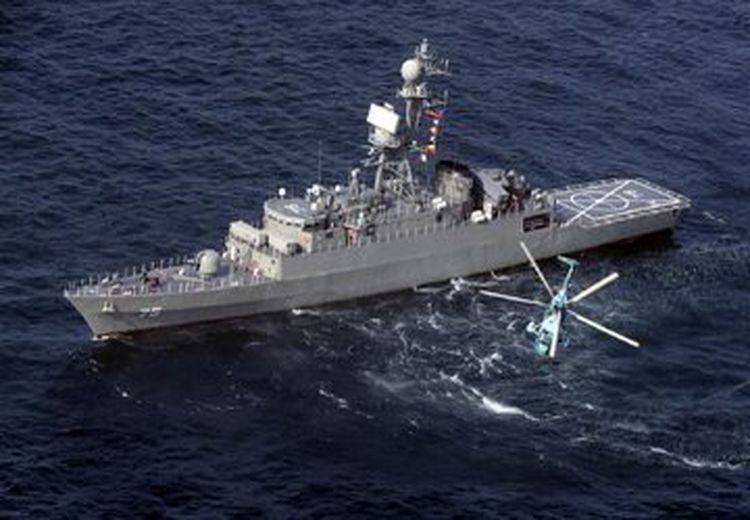 مانور آزاد سازی کشتی ربوده شده از دست دزدان دریایی با هلی کوپتر توسط چین، ایران و روسیه + عکس