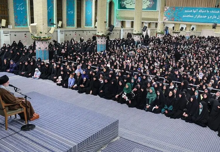 رهبر معظم انقلاب: زن، کارگزار خانه نیست، مدیر است / هشدار به رسانه‌ها درباره ترویج تفکر غرب درباره زنان