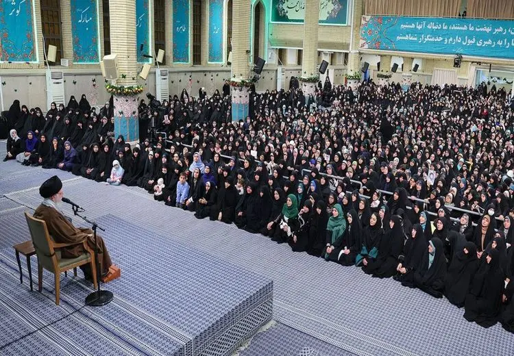 رهبر معظم انقلاب: زن، کارگزار خانه نیست، مدیر است / هشدار به رسانه‌ها درباره ترویج تفکر غرب درباره زنان
