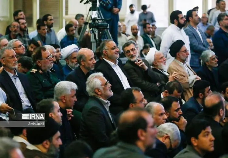 لبخندهای زاکانی در گفتگو با قاضی‌زاده هاشمی بعد از انصراف از انتخابات