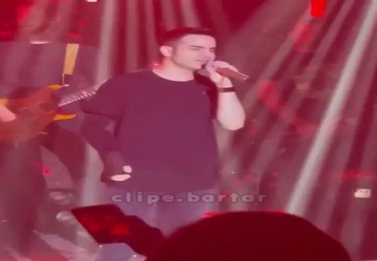 خنده محسن یگانه از عطسه وسط کنسرت!