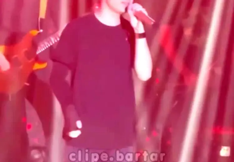 خنده محسن یگانه از عطسه وسط کنسرت!