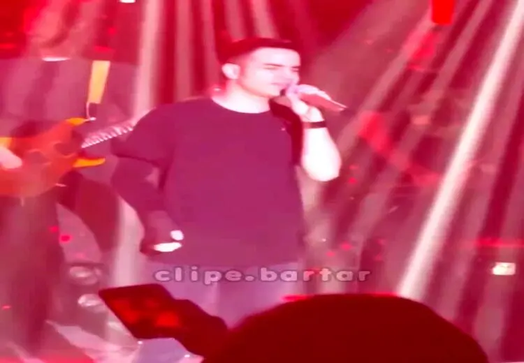 خنده محسن یگانه از عطسه وسط کنسرت!