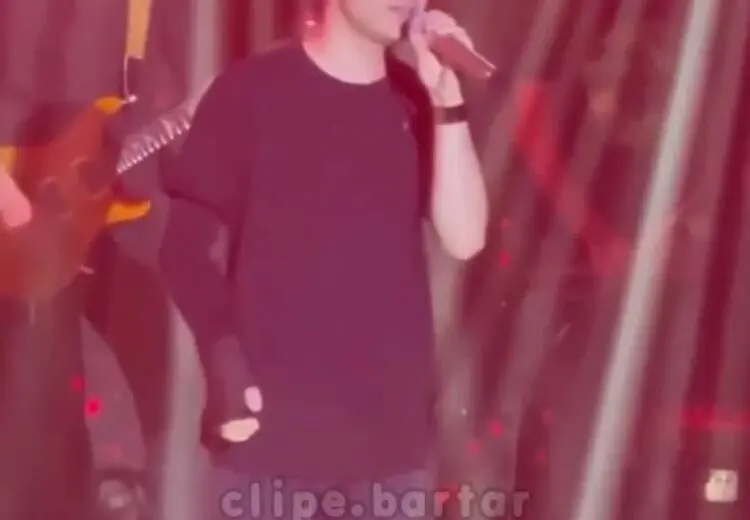 خنده محسن یگانه از عطسه وسط کنسرت!