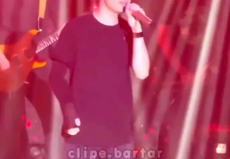 خنده محسن یگانه از عطسه وسط کنسرت!