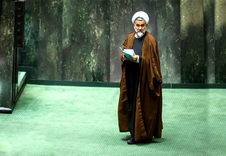 شلاق نیاز نیست؛ نامه دهند پرستارها و معلم‌ها باید محجبه باشند