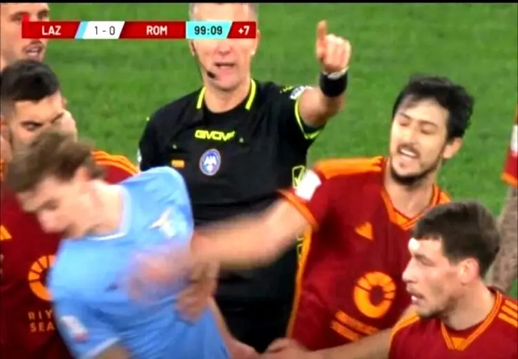 لحظه درگیری و اخراج سردار آزمون از زمین 