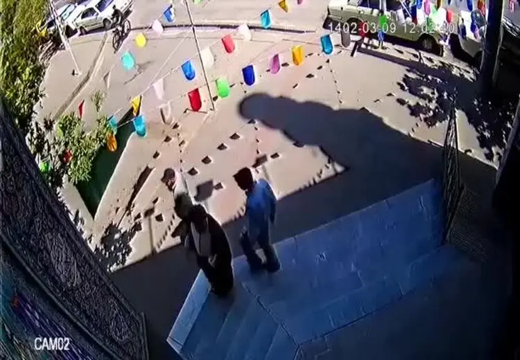 لحظه حمله به امام جماعت مسجد با تیغ موکت‌بری در مشهد