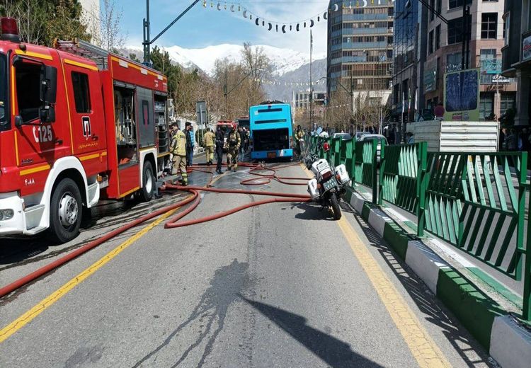 علت آتش‌سوزی اتوبوس بی‌آرتی در تهران چه بود؟ + عکس