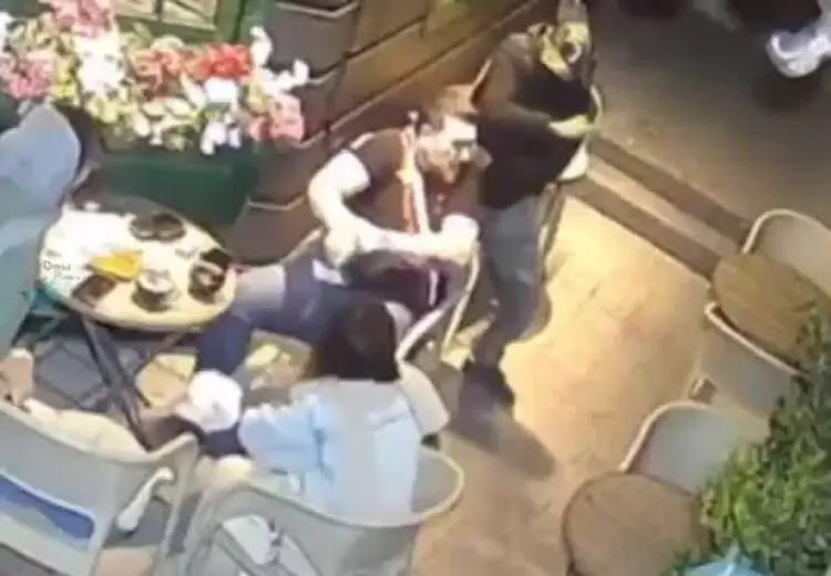 تصاویر لحظه سرقت گردنبند طلای یک‌ مرد در تهران
