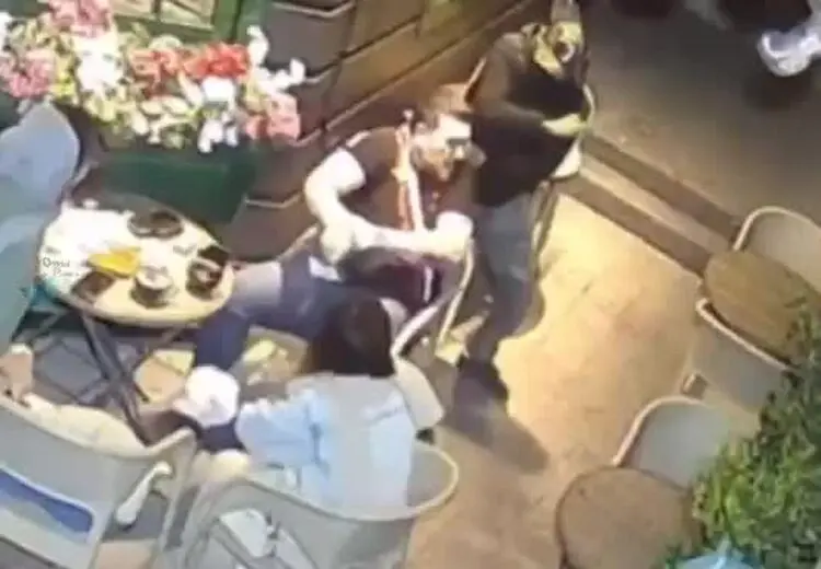تصاویر لحظه سرقت گردنبند طلای یک‌ مرد در تهران