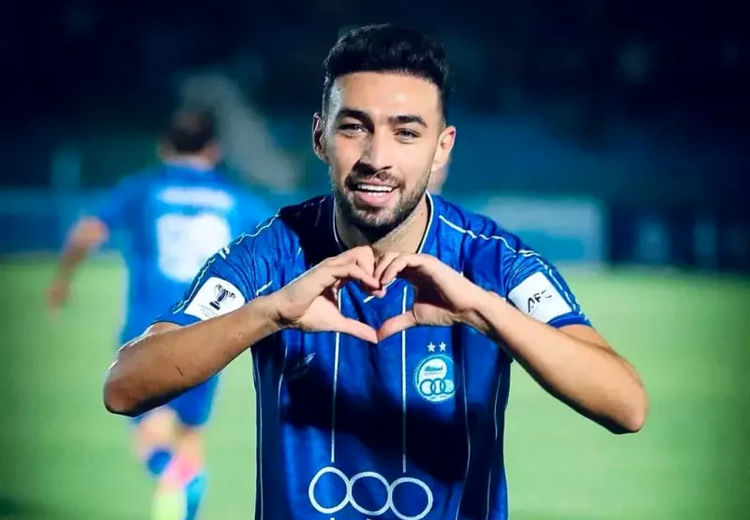 منیر الحدادی به عشق پیراهن قرمز آبی پوشید!