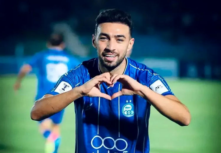 منیر الحدادی به عشق پیراهن قرمز آبی پوشید!