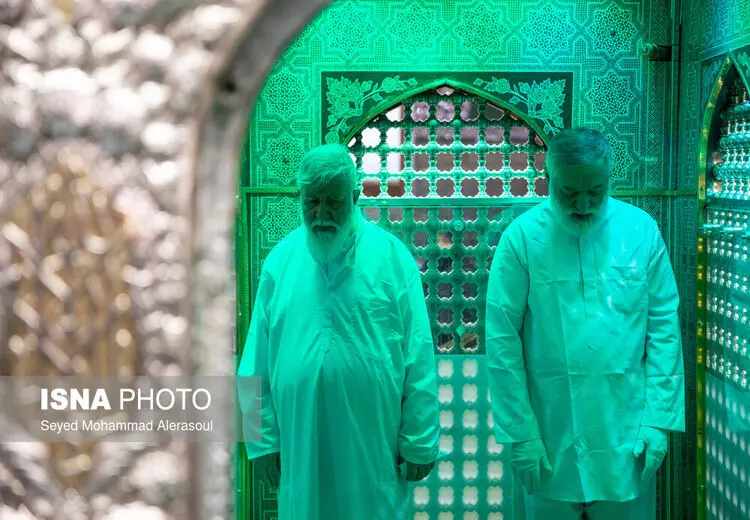 پسر رهبر انقلاب و علم الهدی در مراسم غبارروبی حرم امام رضا (ع)