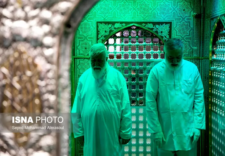 پسر رهبر انقلاب و علم الهدی در مراسم غبارروبی حرم امام رضا (ع)
