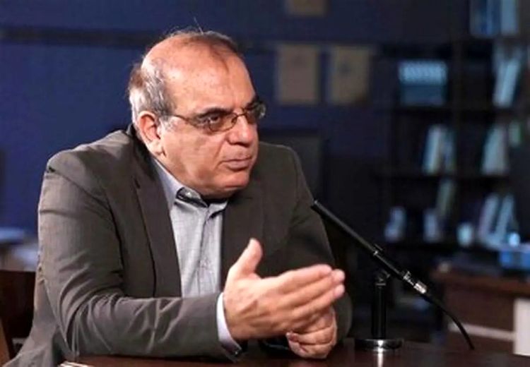 کنایه عباس عبدی به تندروها؛ خوشحالی از بازگشت تحریم‌ها مانند این است عزیزشان به قتل رسیده باشد ولی از خوشحالی جشن بگیرند!