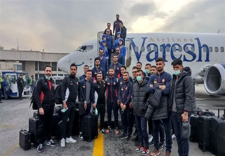 عکس قبل از پرواز پرسپولیسی ها با مهمانداران هواپیما