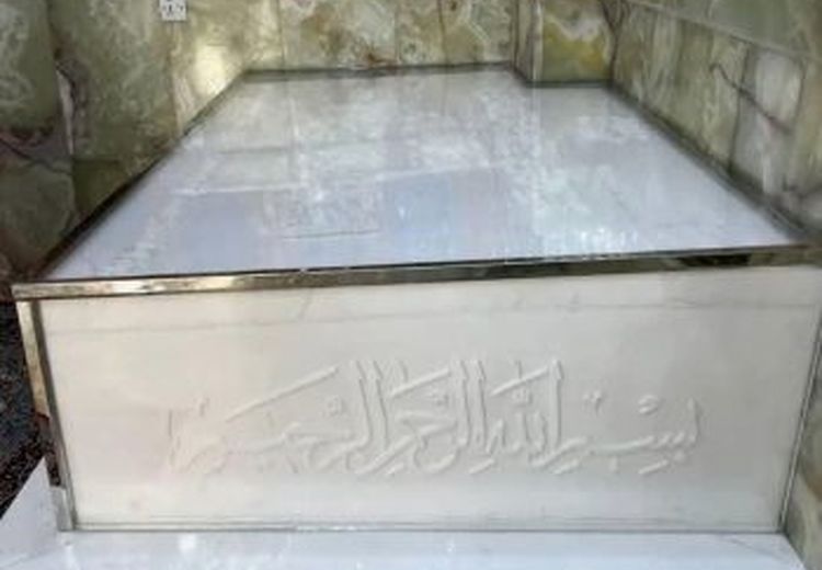 سنگ مزار جدید یک مرجع تقلید  در کوفه