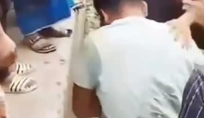  نجات معجزه‌آسای کودک یک ساله از زیر چرخ‌های قطار توسط پدر فداکار 