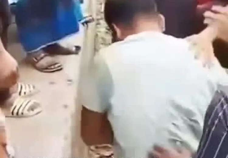  نجات معجزه‌آسای کودک یک ساله از زیر چرخ‌های قطار توسط پدر فداکار 
