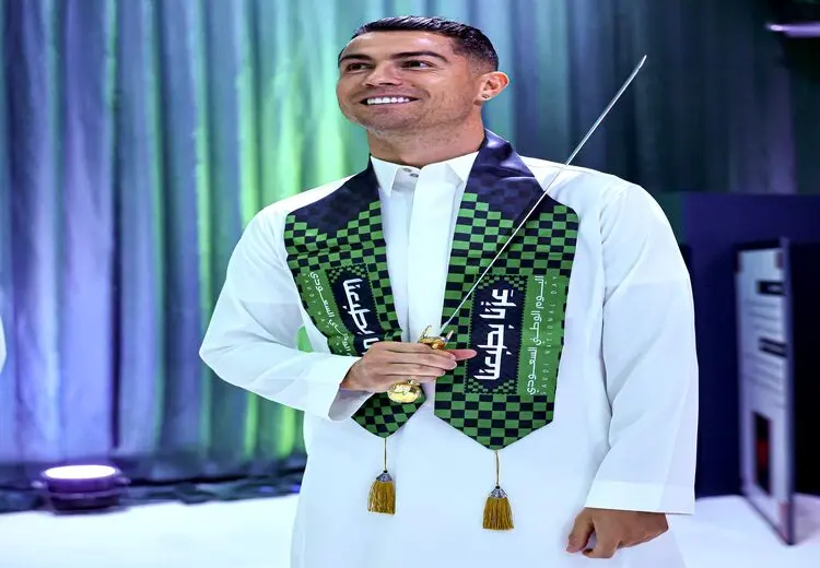 ژست رونالدو با لباس عربی و شمشیر !