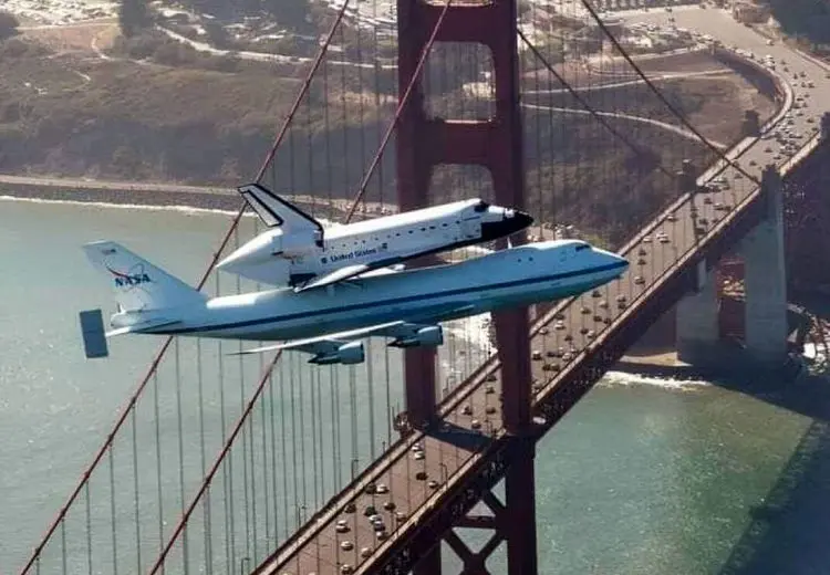 تصویری جالب از انتقال شاتل فضایی ناسا به موزه