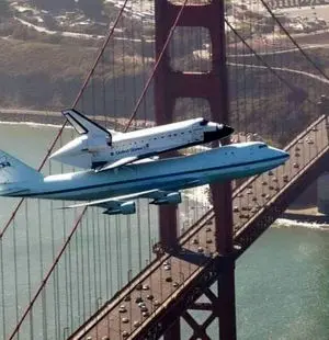 تصویری جالب از انتقال شاتل فضایی ناسا به موزه