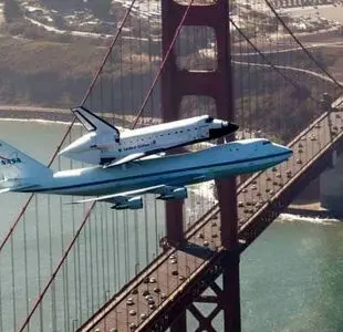 تصویری جالب از انتقال شاتل فضایی ناسا به موزه