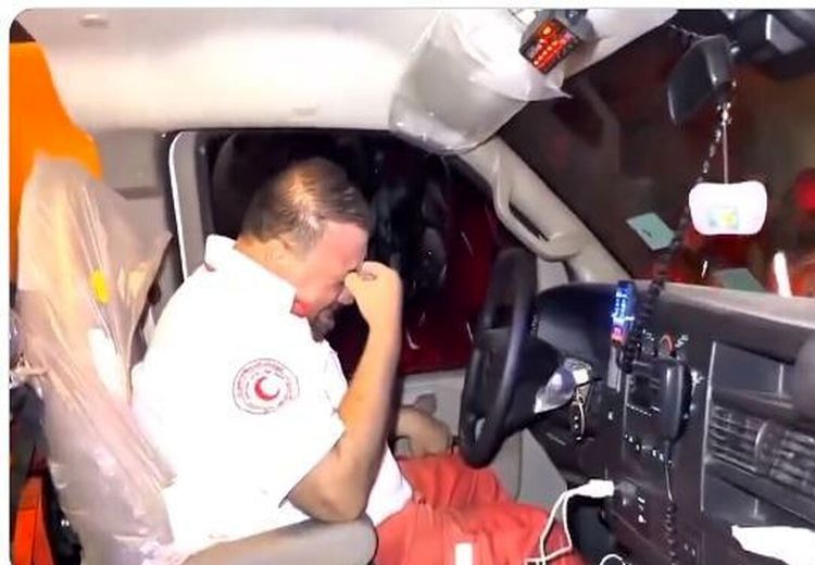 گریه راننده آمبولانس فلسطینی هنگام انتقال اجساد