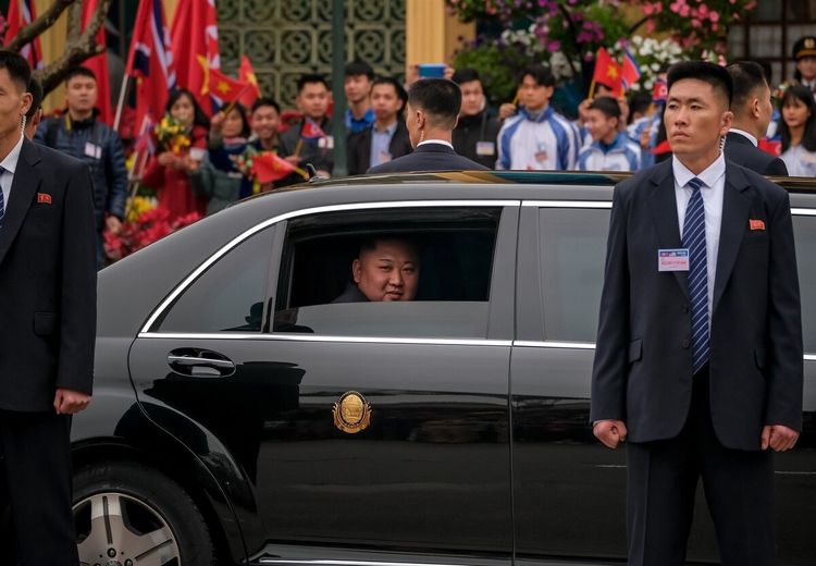 رهبر کره شمالی سوار بر خودروی اهدایی پوتین/ فیلم